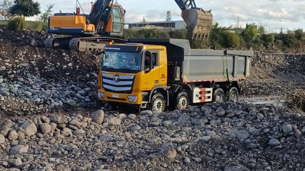 Excavadora de Quilaco cargando camión tolva en faena