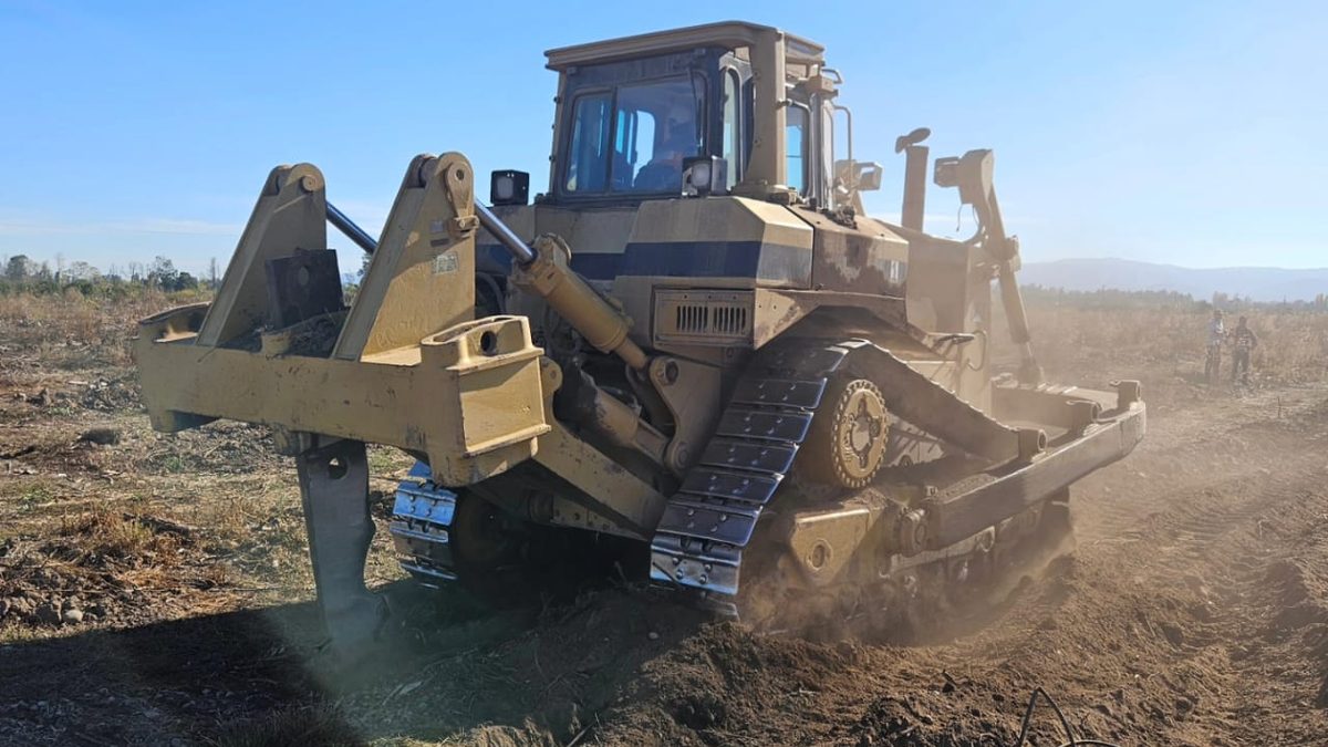 Bulldozer Caterpillar D8R de Quilaco en faena