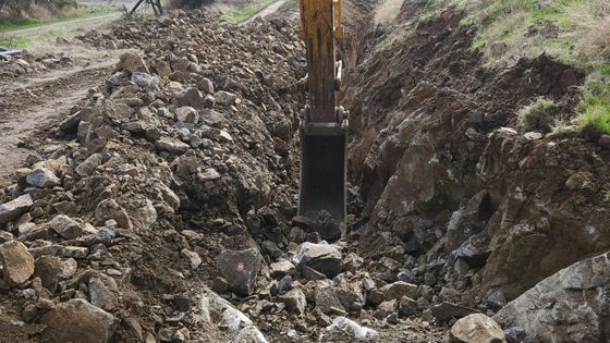 Excavación en terreno con material rocoso
