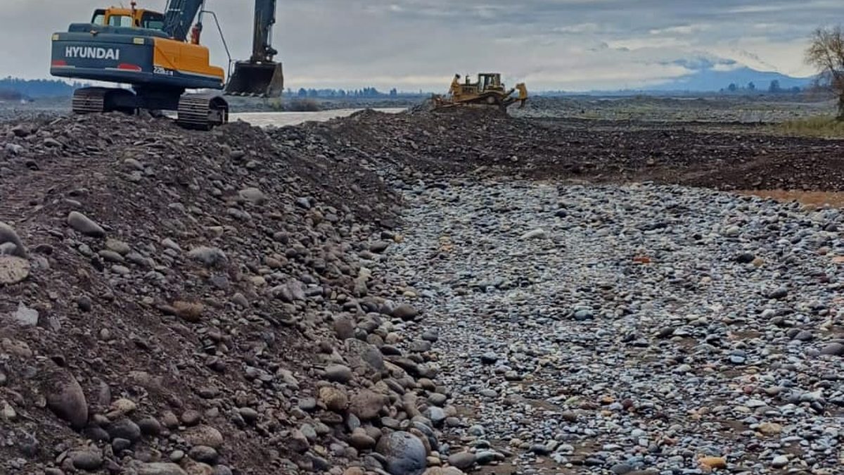 Enrocado y material granular colocado en ribera