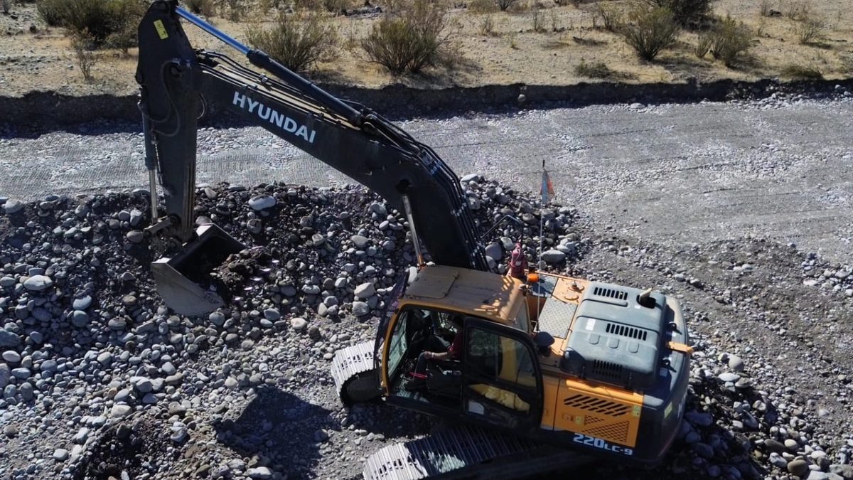 Excavadora Hyundai R220LC-9 de Quilaco trabajando en faena