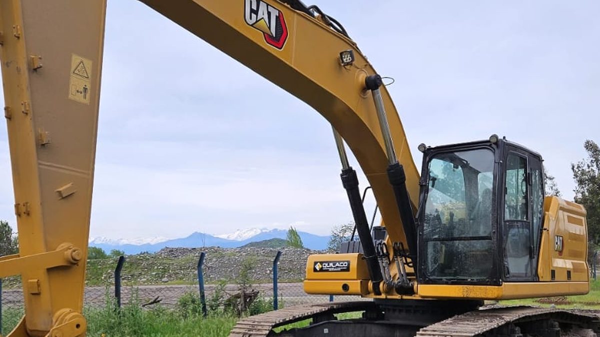 Excavadora Caterpillar 330 GC de Quilaco en terreno