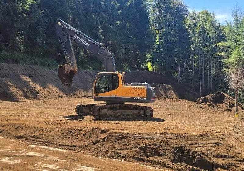Excavadora Hyundai en escarpe de terreno