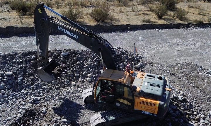 Excavadora Hyundai de Quilaco en faena