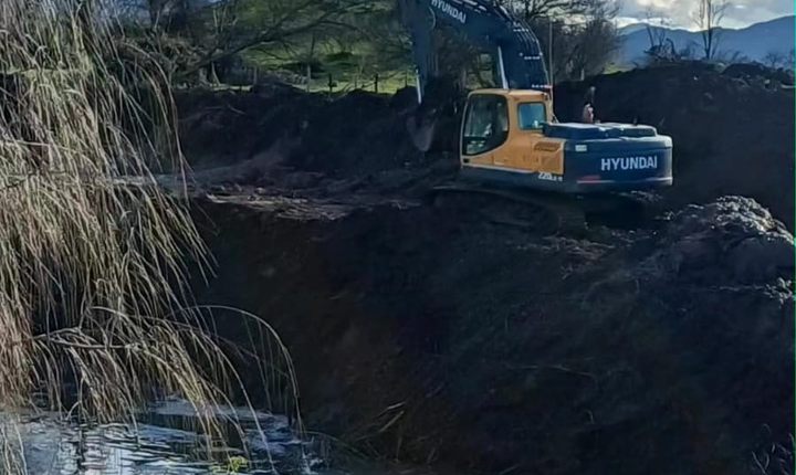 Excavadora de Quilaco trabajando en cauce