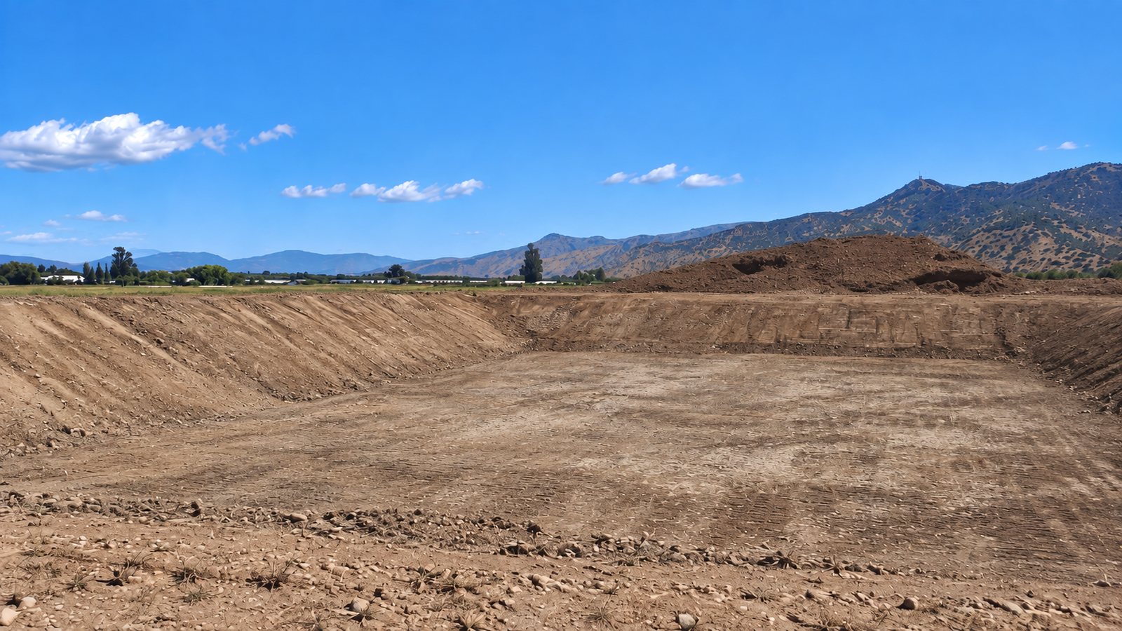 El mismo terreno después del movimiento de tierras, excavado y perfilado